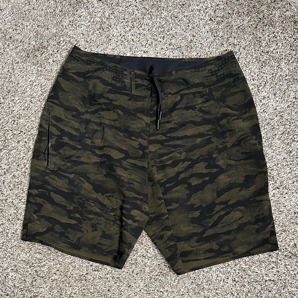 Lululemon Men's Camouflageg army green, black Shorts size 30